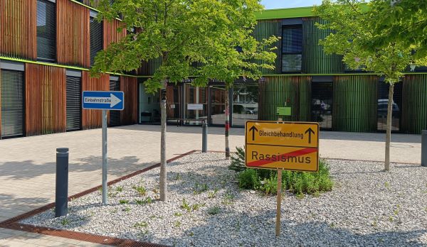 IN VIA Bayern Verkehrschild der Gerechtigkeit Ingolstadt Standort klein